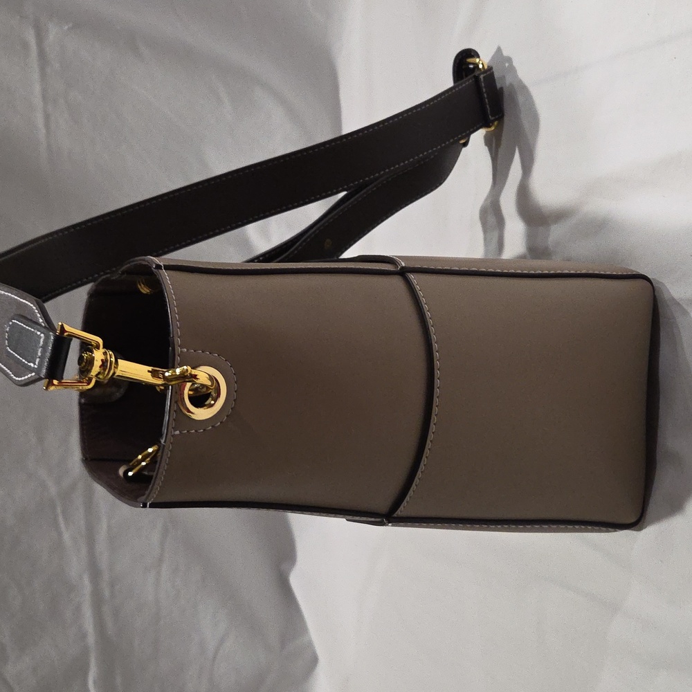 Aallyn Jordan Bucket Bag - Picture 4 of 16